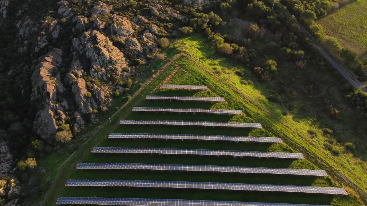 태양광 발전소 농장의 최소한의 배경, 옆으로, 황금 시간