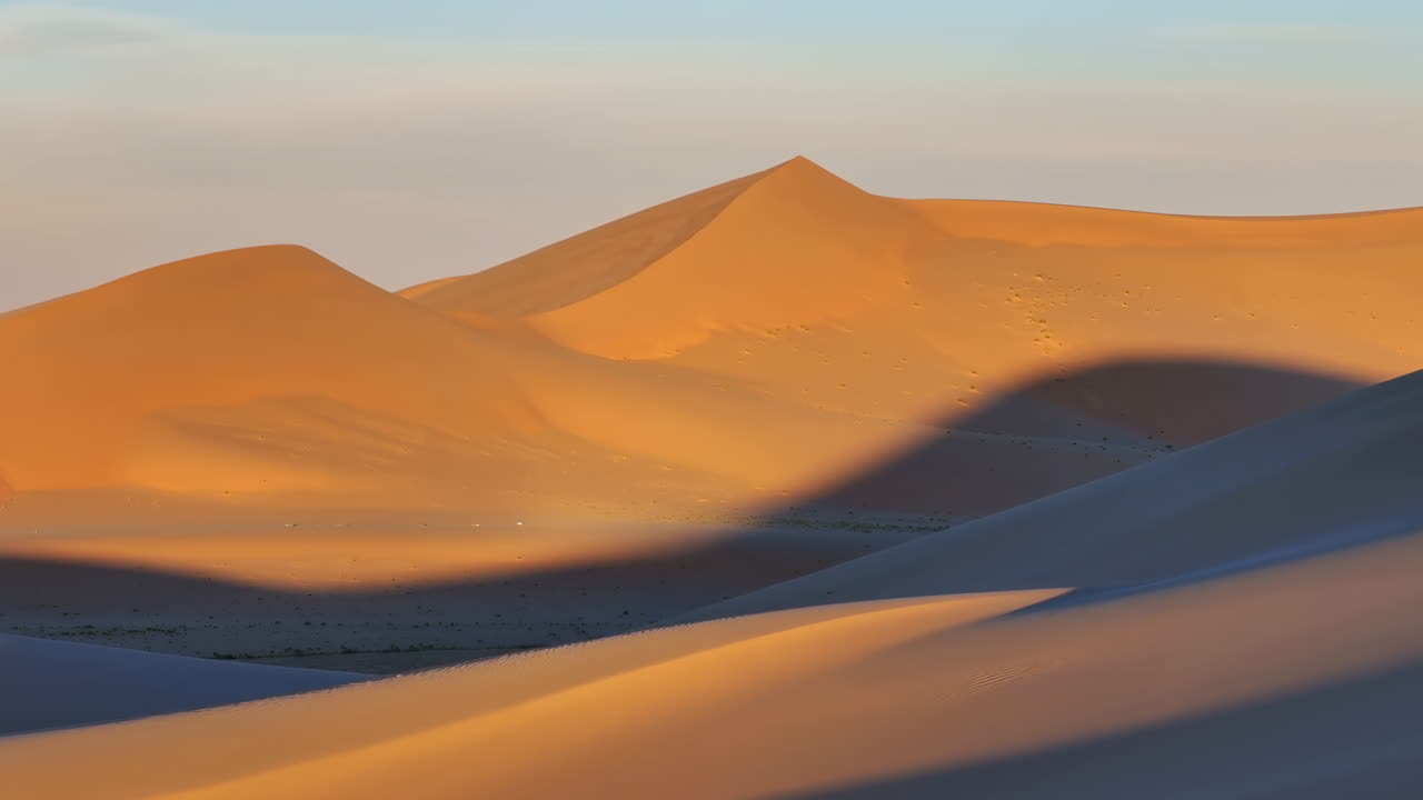 Dune di sabbia dorate in un paesaggio desertico al tramonto