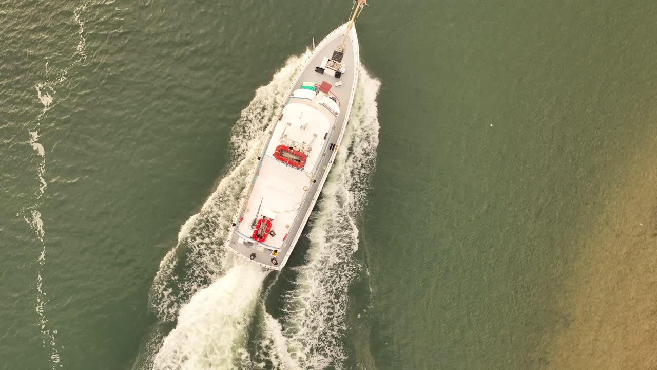 흐린 아침에 바다로 향하는 어선 위로 하향식 샷