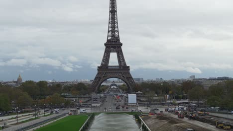 la torre eiffel es una de las estructuras más reconocibles del planeta.