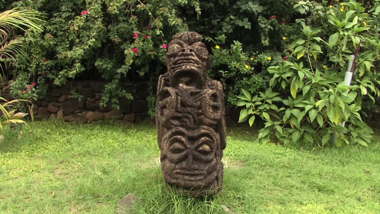 escultura tradicional en el pueblo tiki en moorea, polinesia francesa