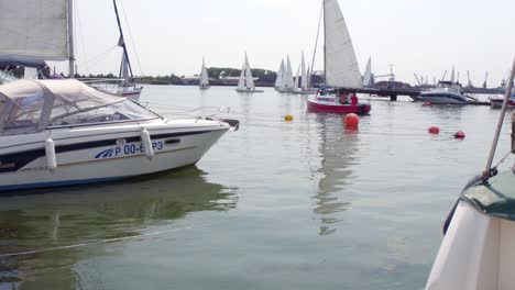 barcos en un puerto deportivo