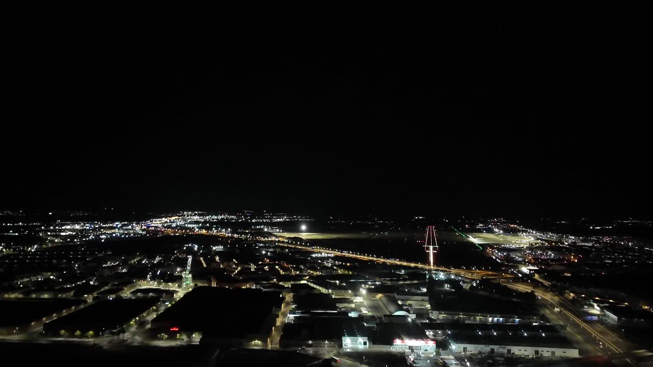 Night approach to Valencias&rsquo;s airport, Spain, as seen from the pilots&rsquo; perspective