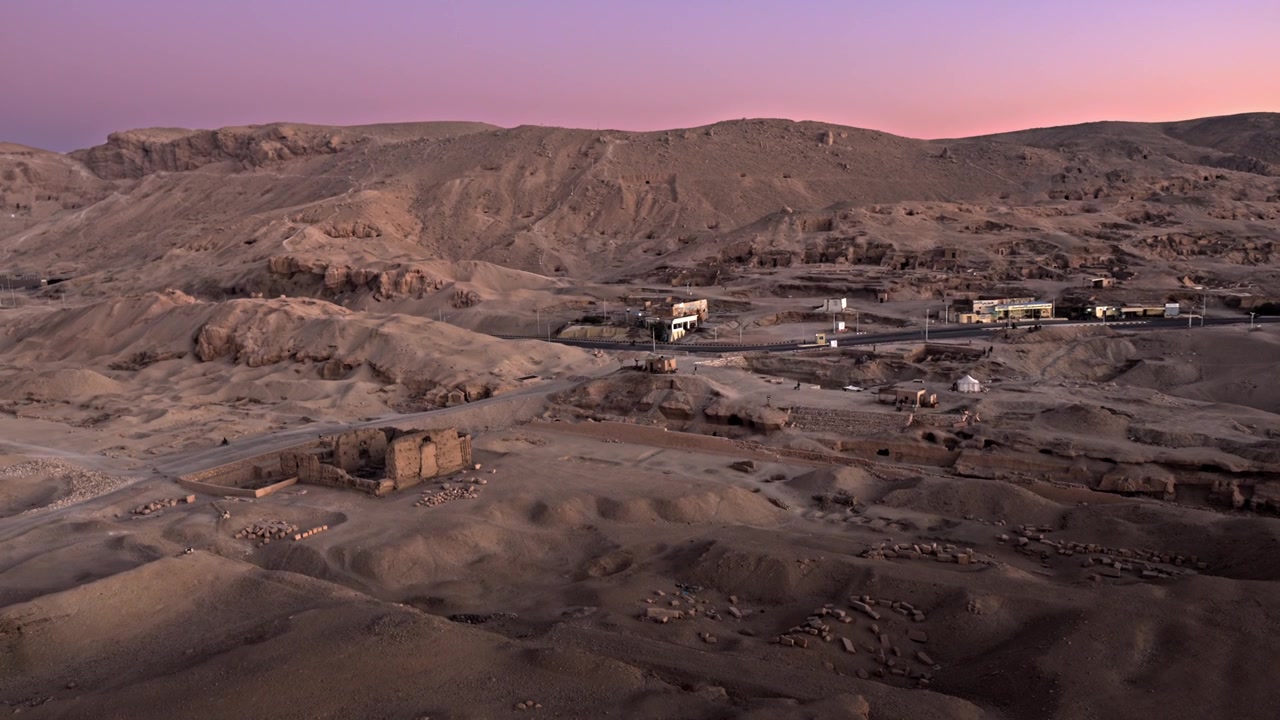 La prospettiva aerea cattura il paesaggio desertico aspro e vasto della regione della Valle dei Re a Luxor durante le prime ore del mattino