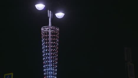 luz de la calle decorada por la noche