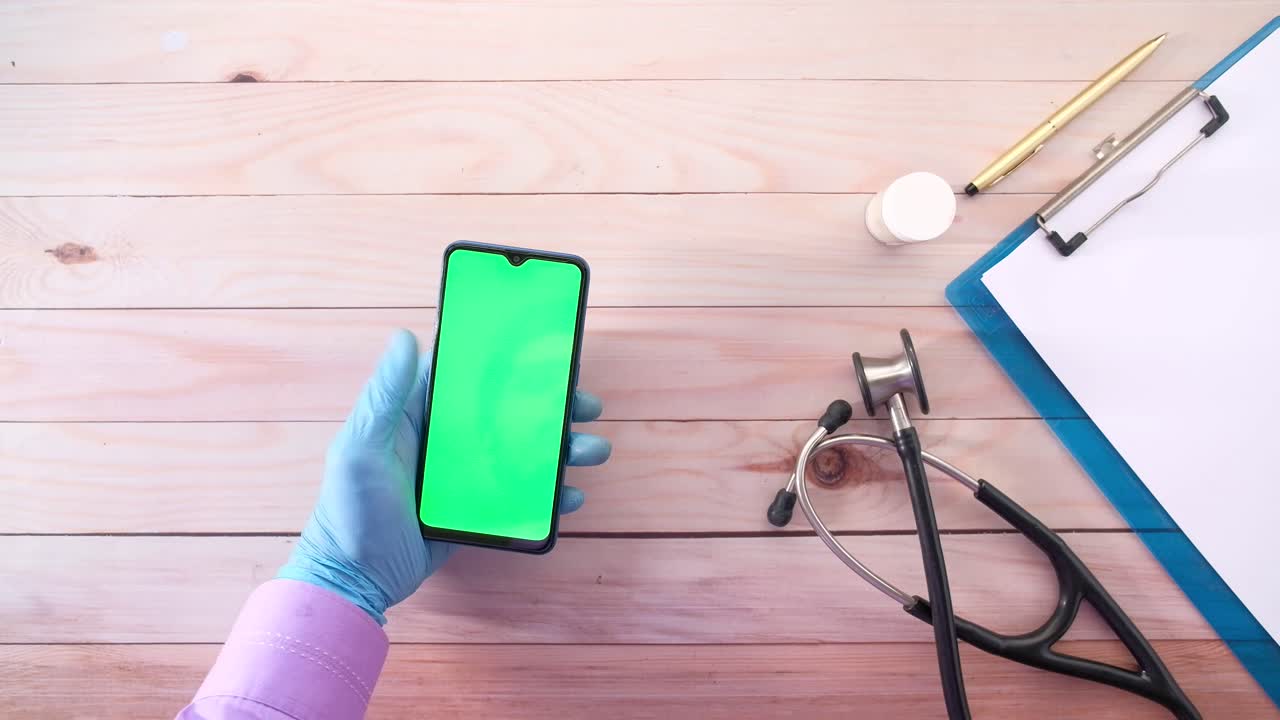 médico que utiliza el teléfono inteligente para consultas médicas