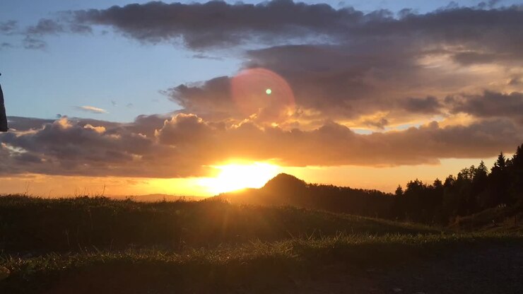 Lapso de tiempo del amanecer y nubes moviéndose con el viento