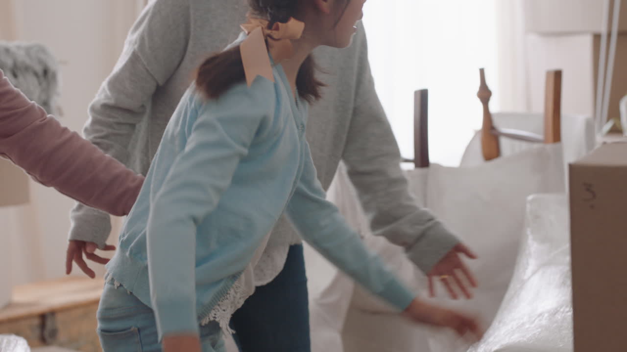 행복한 아시아 가족이 새로운 집으로 이사합니다. 아이들과 함께 부모님을 도와 집으로 이사합니다. 가구를 들고 아이들과 함께 팀워크를 즐기고 부동산 투자 4k 영상