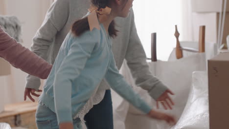 familia asiática feliz mudándose a una nueva casa propietarios con hijos ayudando a los padres a mudarse a la casa llevando muebles disfrutando del trabajo en equipo junto con los niños inversión inmobiliaria propiedad 4k footage