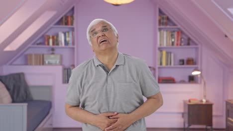 un anciano indio enfermo con dolor de estómago.