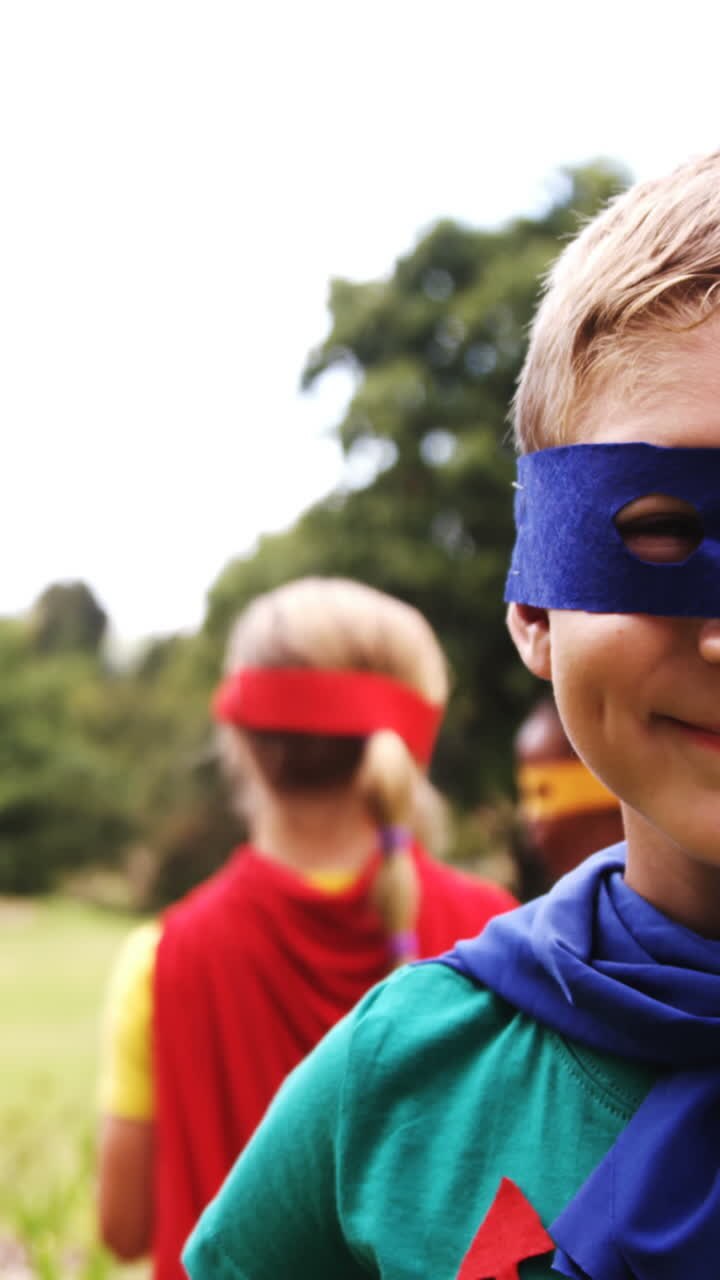 Grupo de niños disfrazados de superhéroes