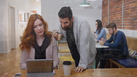 animación del procesamiento de datos financieros sobre diversas personas de negocios que usan computadoras portátiles