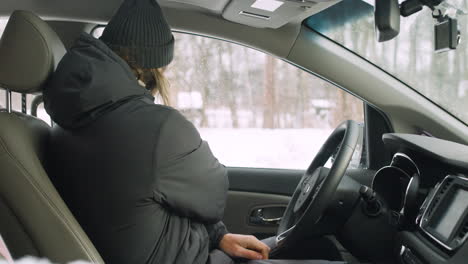 Seitenansicht-Eines-Bärtigen-Mannes,-Der-An-Einem-Kalten-Wintertag-Den-Sicherheitsgurt-Im-Auto-Befestigt