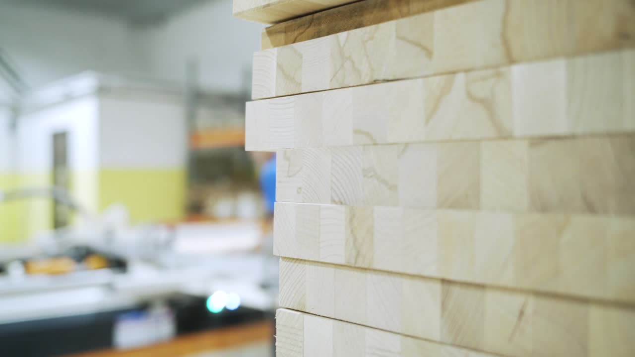 tablas de madera apiladas en una instalación de fabricación