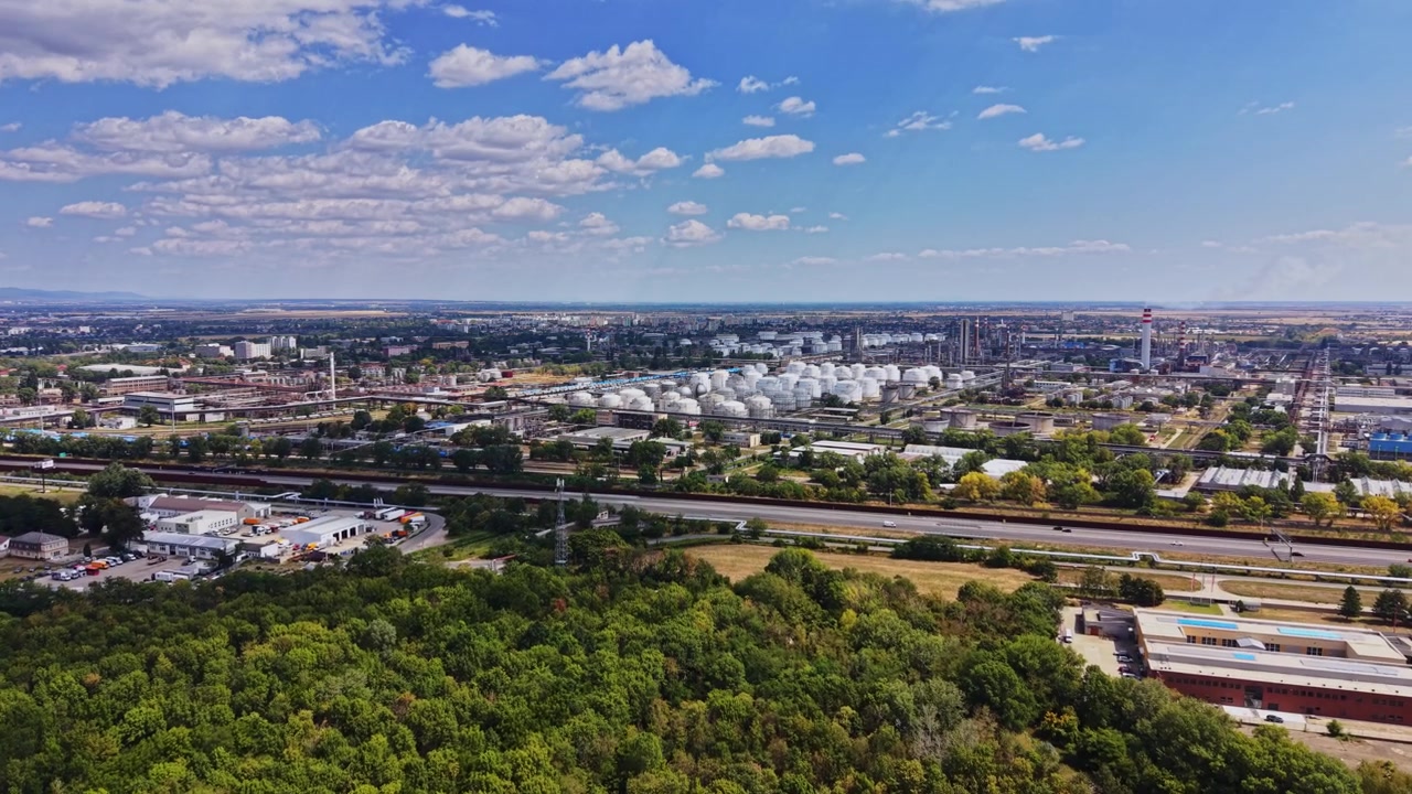 Zakłady produkcji energii i zbiorniki magazynowe zlokalizowane w pobliżu miasta.