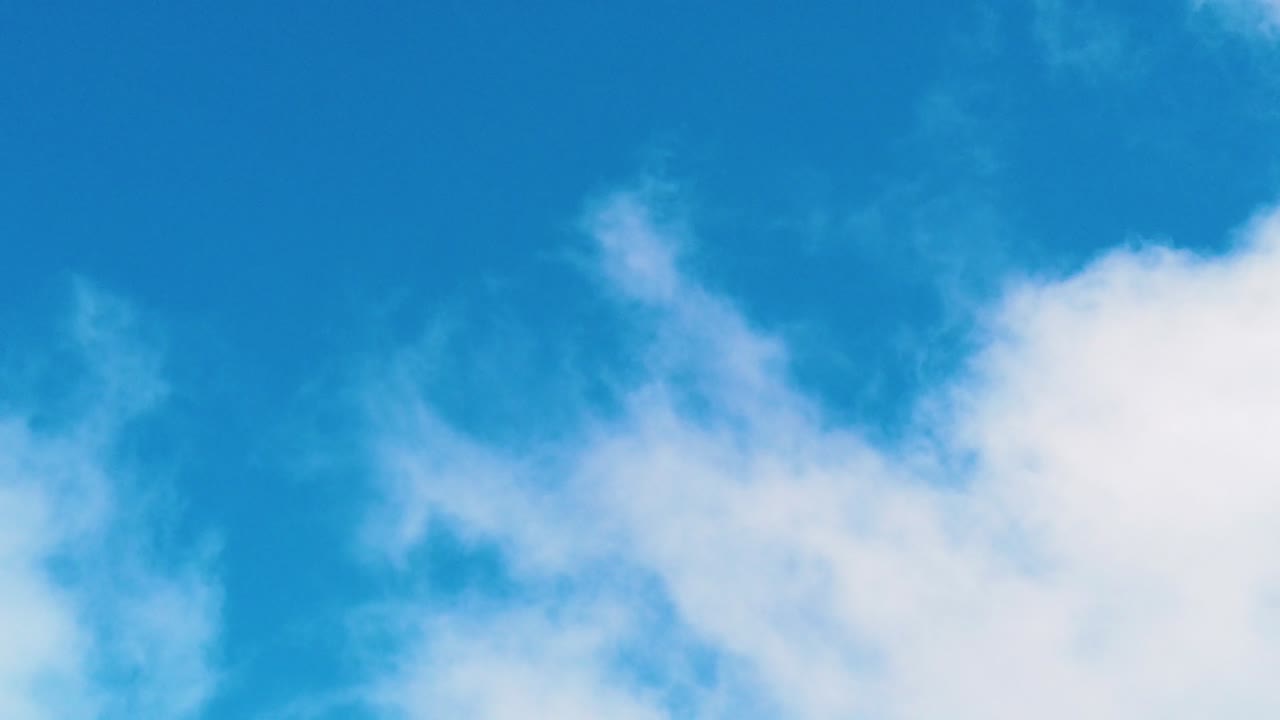 하와이 카우아이 (hawaii kauai) 는 구름과 푸른 하늘에서 멀리 보이는 배의 흔적과 함께 푸 오 킬라 전망대에서 아름다운 높은 바다 전망으로 천천히 기울어집니다.