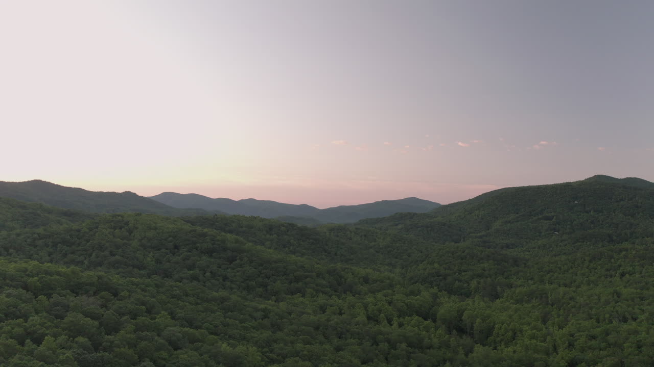 부드러운 파스텔톤의 일출이 애팔래치아 산맥을 비추고 있습니다.