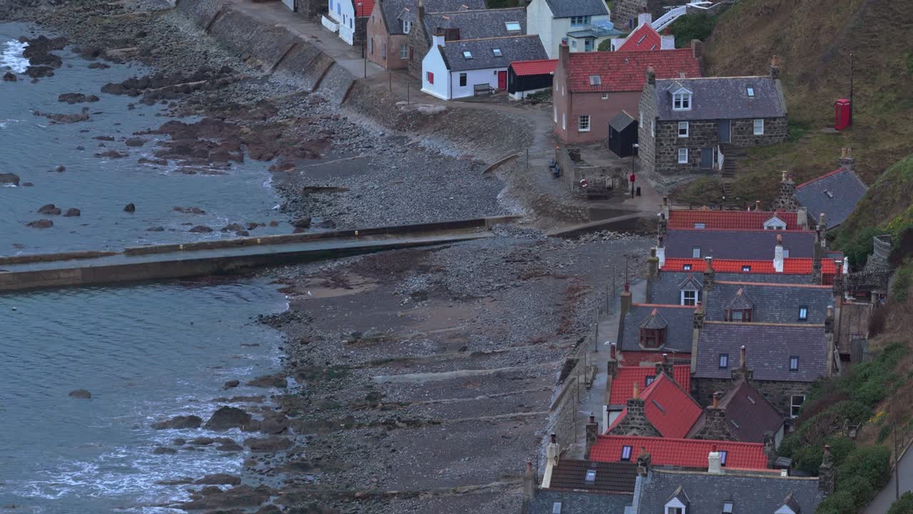 Naturskön flygvy över fiskebyn Crovie i Skottland