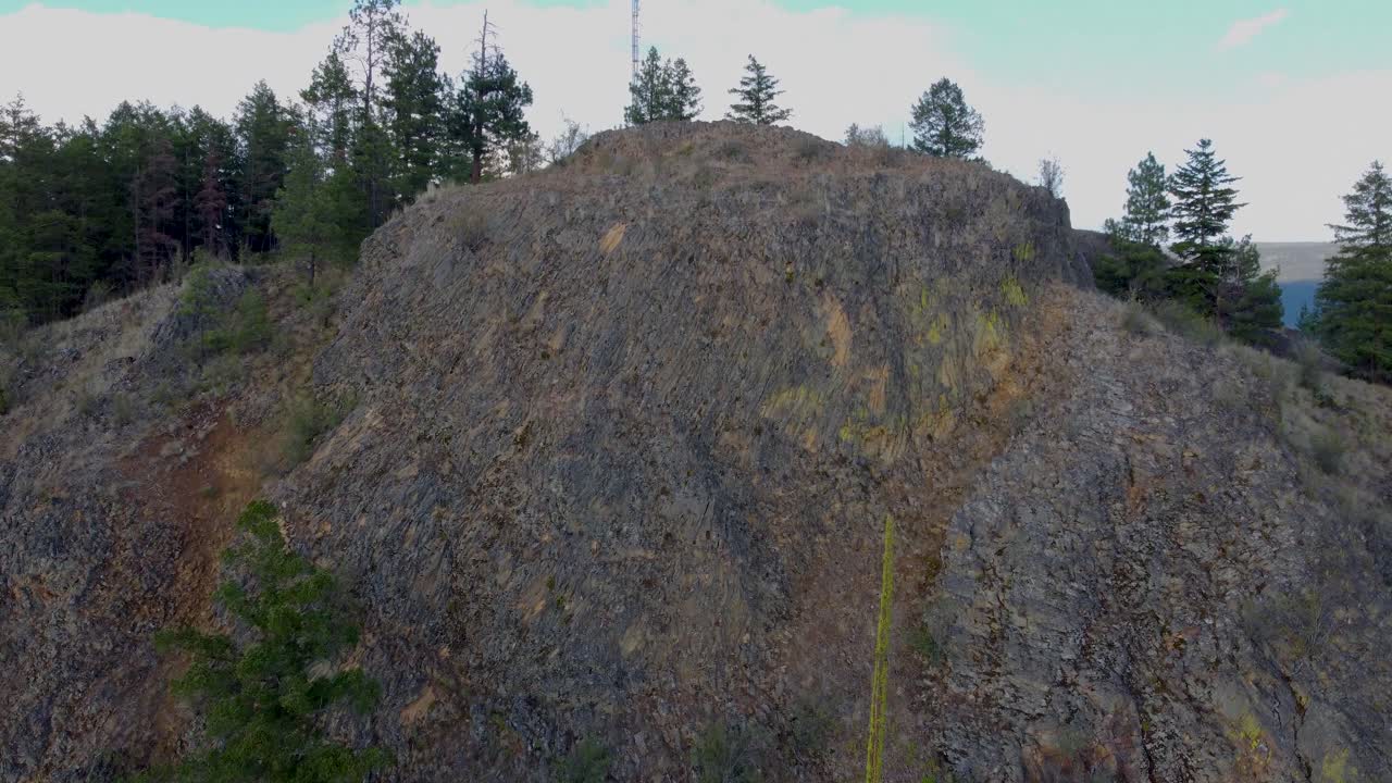 cara de acantilado en el punto de vista superior de la montaña spion kop en el país de los lagos de columbia británica
