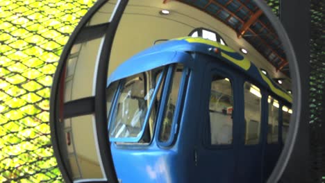 reflejo en el espejo de seguridad para el tren en la estación. espejo para los trenes en la plataforma