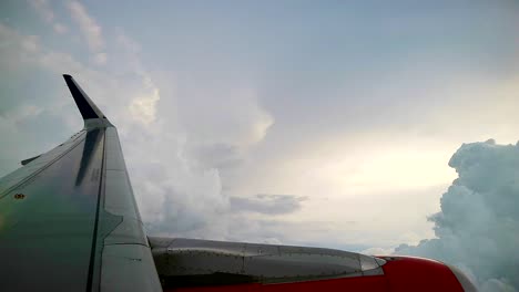avión comercial vuela sobre nubes blancas dramáticas