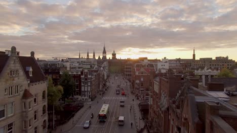 gargoyle sunrise, un adelantamiento aéreo de la ciudad al amanecer en amsterdam, italia