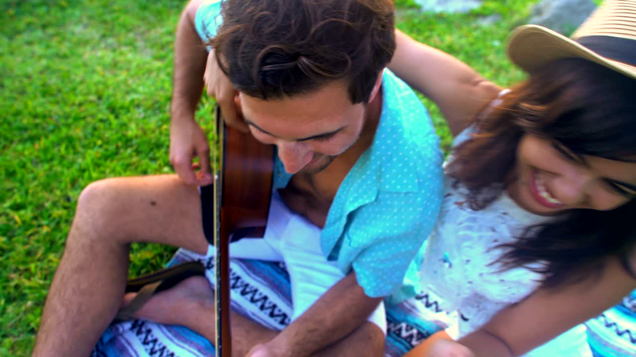 retrato de una pareja multiétnica haciendo un diario de video