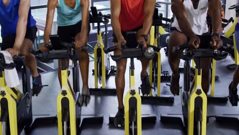 hacer ejercicio en bicicletas de ejercicio en un gimnasio