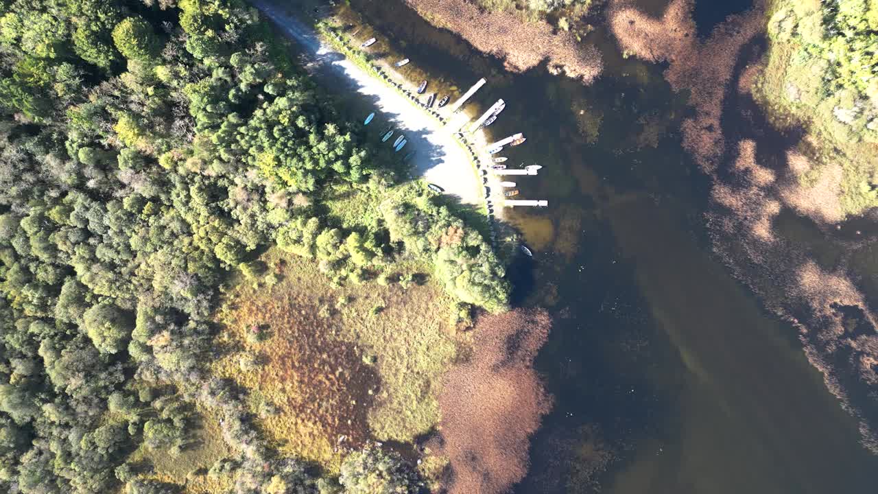 una vista aérea de los alrededores del campo y los lagos en clonbur, condado de galway, irlanda