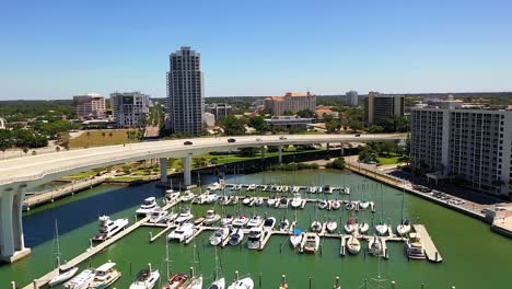 Luftaufnahme-Eines-Kleinen-Freizeithafens-Mit-Festgemachten-Booten-Am-Clearwater-Beach-In-Florida