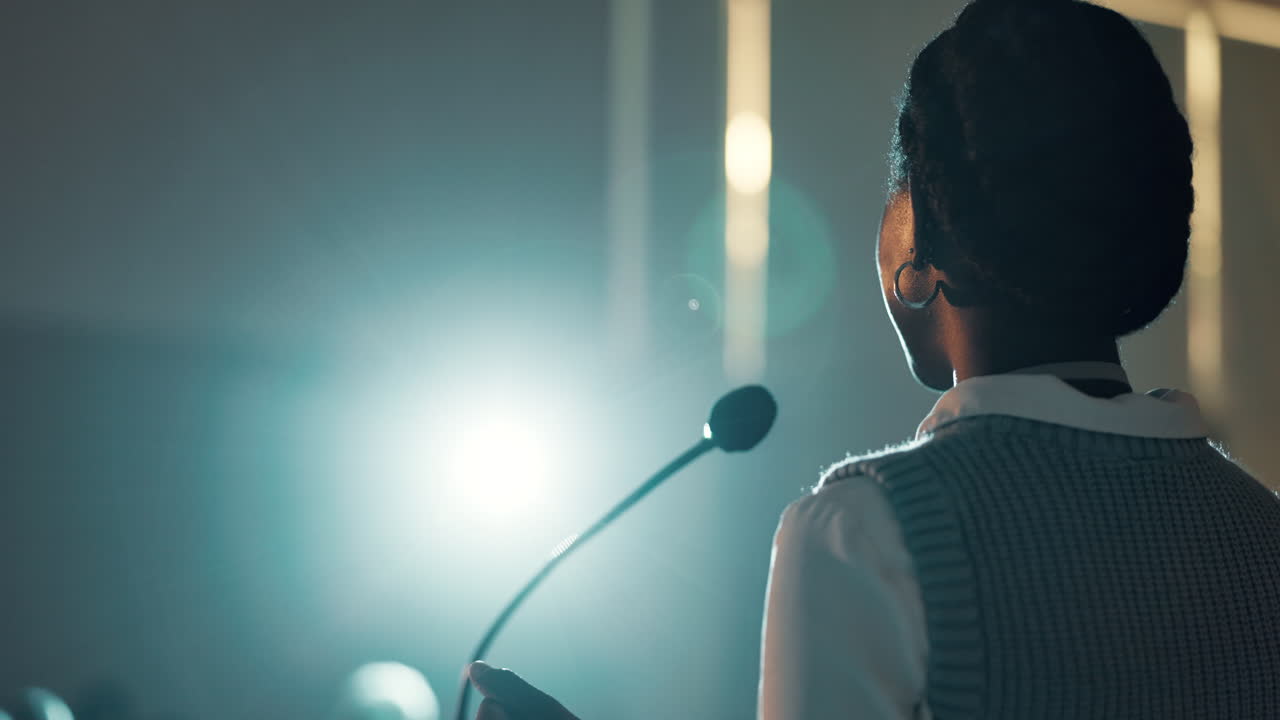 컨퍼런스에서 여성 연설자