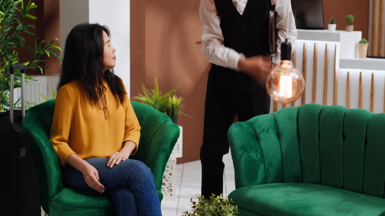 호텔 손님이 pos에서 신용카드로 커피를 지불하고 있습니다.