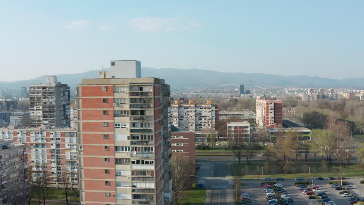 tiro aéreo de un camión volando a través de edificios de apartamentos de gran altura en zagreb, croacia