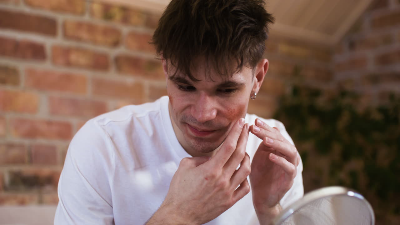 침실에 있는 남자