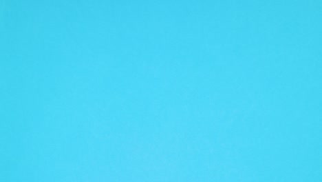 el billete de diez euros enrollado aparece y se desenrolla sobre un fondo azul - stop motion