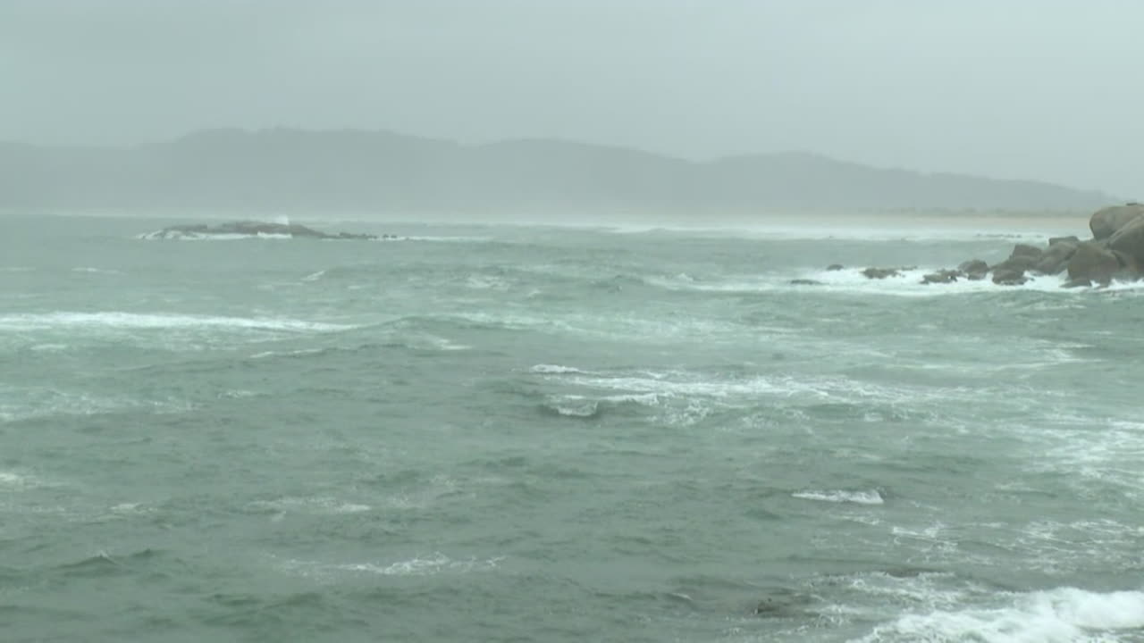 폭풍이 불어오는 바다 해안선