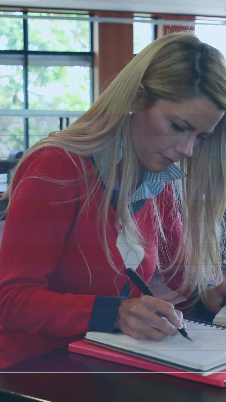 Video verticale: Telecamera che riprende uno studente che scrive su un quaderno mentre studia un grafico a barre sovrapposto in evidenza.