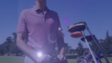 Animation-Von-Lichtspuren-über-Einem-älteren-Kaukasischen-Mann,-Der-Auf-Dem-Golfplatz-Golf-Spielt