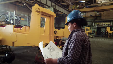 trabajador con casco caminando en el interior