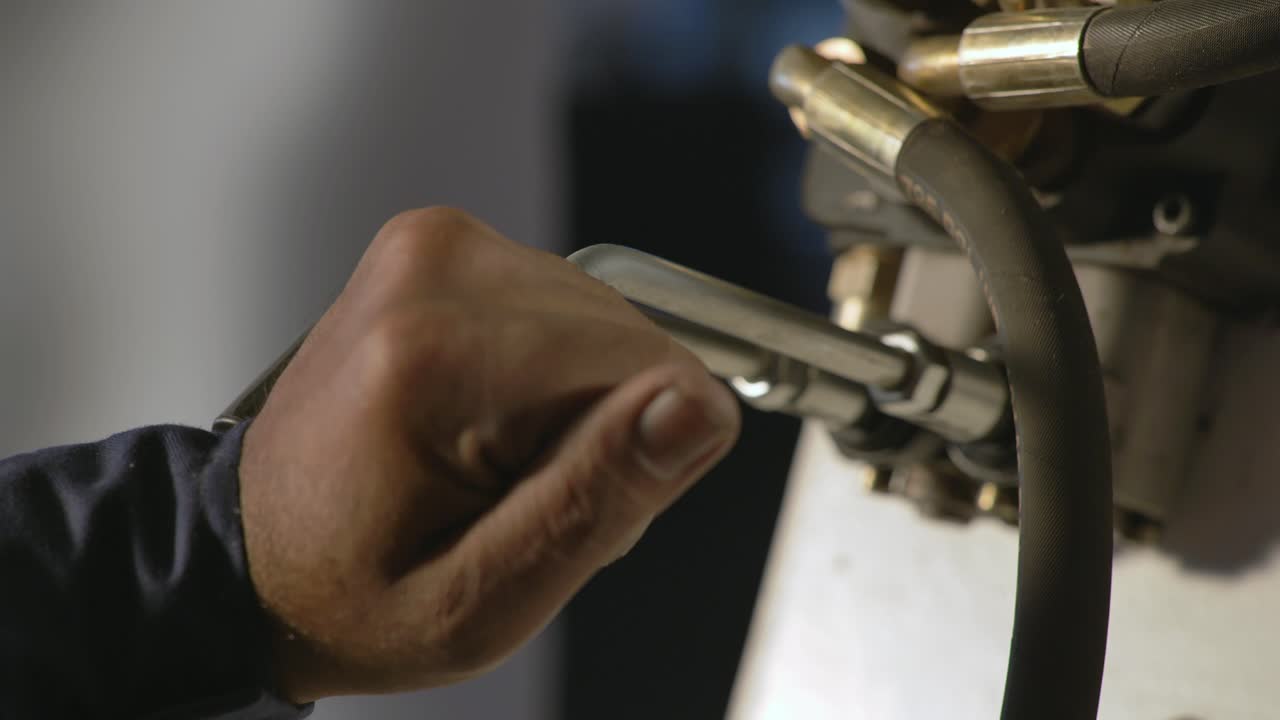 작업장 작업장에서 제조 기계를 운영하는 산업 기술자