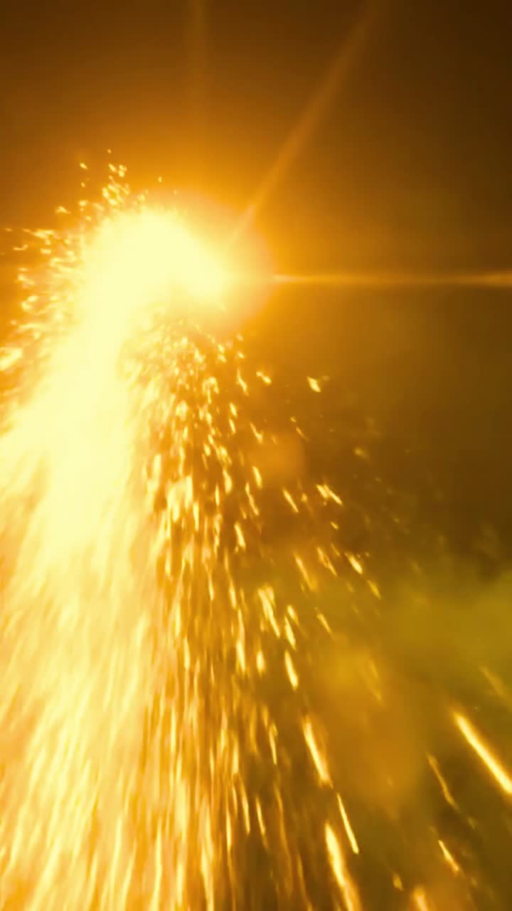 Dynamische gouden energiestraal met vonken en lensflare