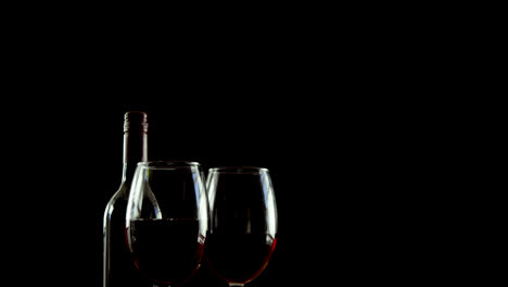 vino tinto servido con tapas de aceituna y galletas