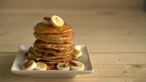 almond-and-bananas-pancake-with-honey