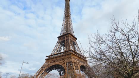 Hermosa-Vista-De-La-Torre-Eiffet-Desde-El-Día-De-La-Nube