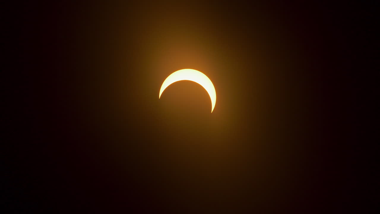 lapso de tiempo del eclipse solar anular después de la totalidad, el sol y la luna se alejan el uno del otro