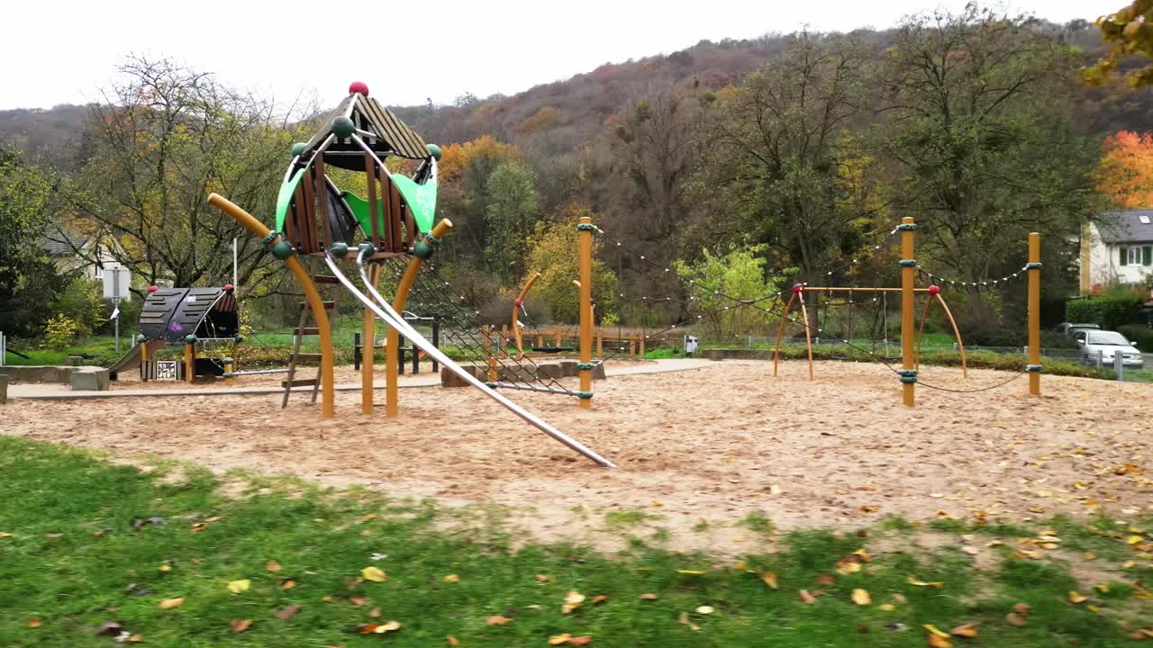 lindo y pequeño parque infantil al pie de venusberg, bonn, alemania en una fresca mañana de otoño