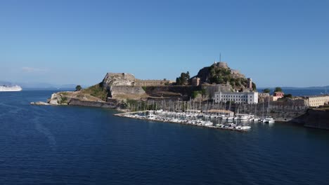 ciudad vieja y puerto de la isla de corfú con la antigua fortaleza de corfú, grecia