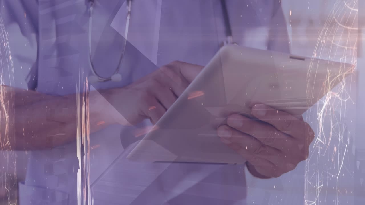 El médico está usando una tableta digital en el patio trasero del hospital.