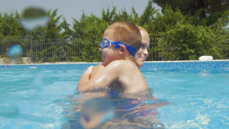 Madre-E-Hijo-Divirtiéndose-En-La-Piscina-De-Casa