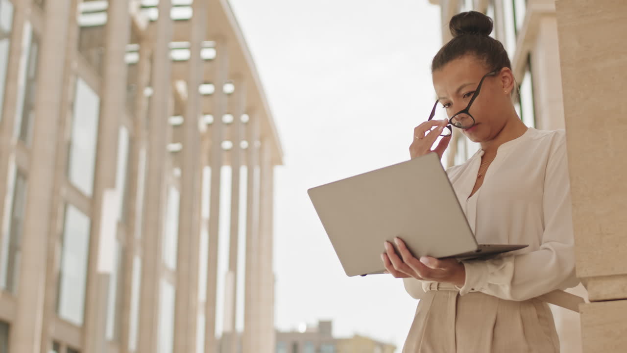 mulher de negócios a trabalhar no portátil ao ar livre